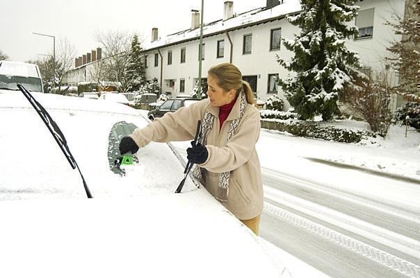 Mühsam und ärgerlich das allmorgendliche Ritual an verschneiten Wintertagen ... Foto: ADAC/auto-reporter.net